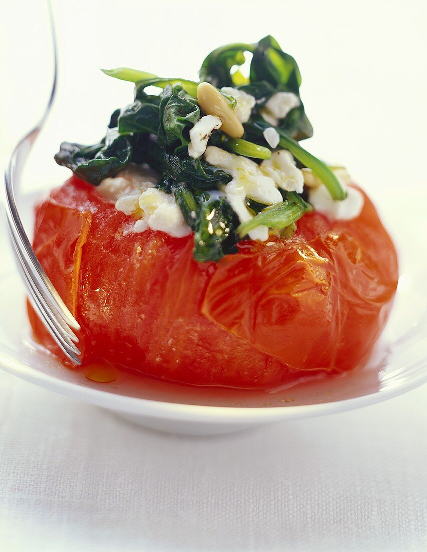 Tomato stuffed with spinach and mascarpone