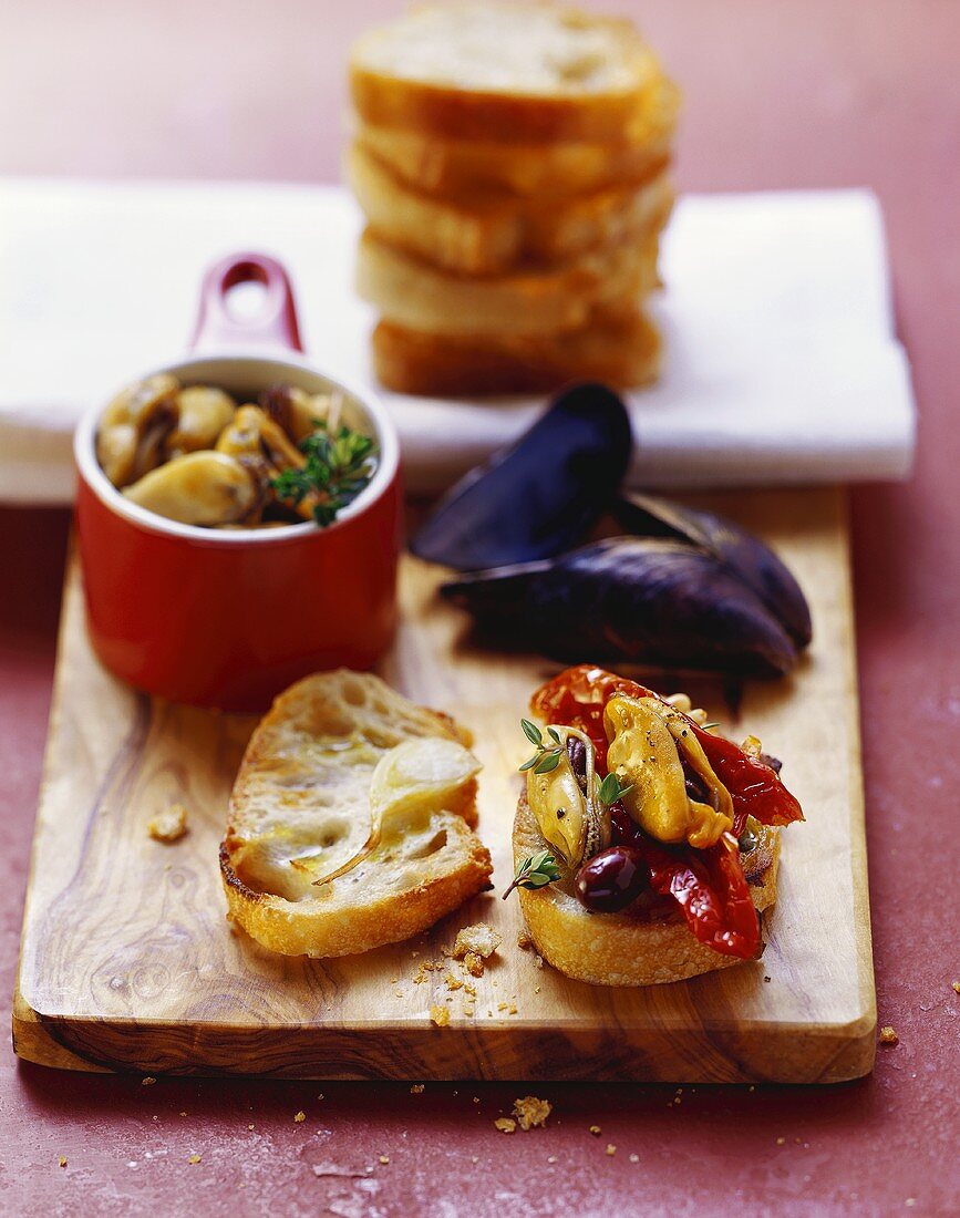 Crostini with Bouchot mussels, dried tomatoes and olives