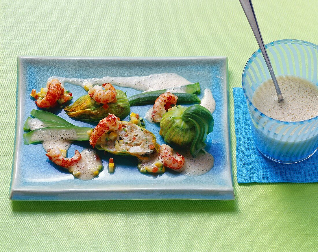 Zucchiniblüten mit Krebsfüllung