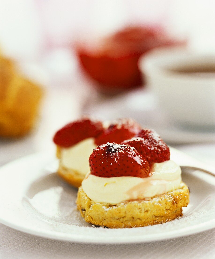 Scones mit Sahne und Erdbeeren