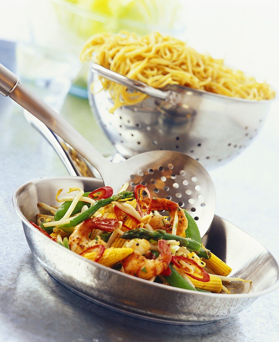 Pan-cooked vegetables with shrimps and noodles
