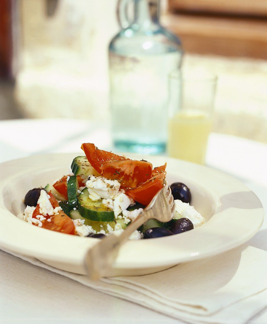 Griechischer Salat mit Gabel