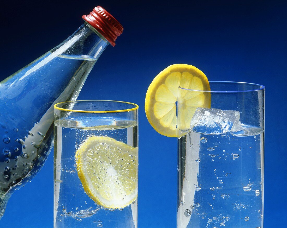 Sprudelndes Mineralwasser mit Zitronenscheibe