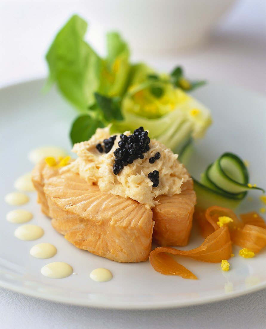 Pochierter Lachs mit Kaviar