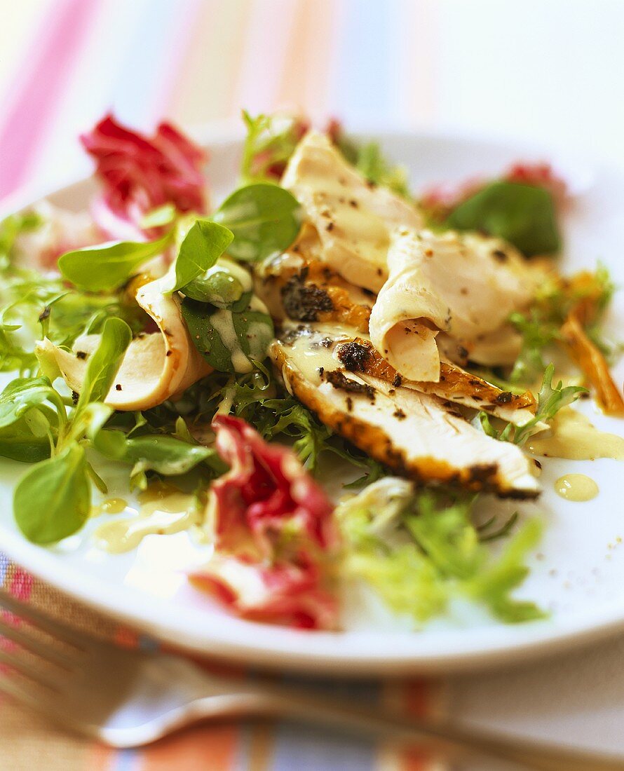 Hähnchenbrust mit Kräuterkruste und Salat