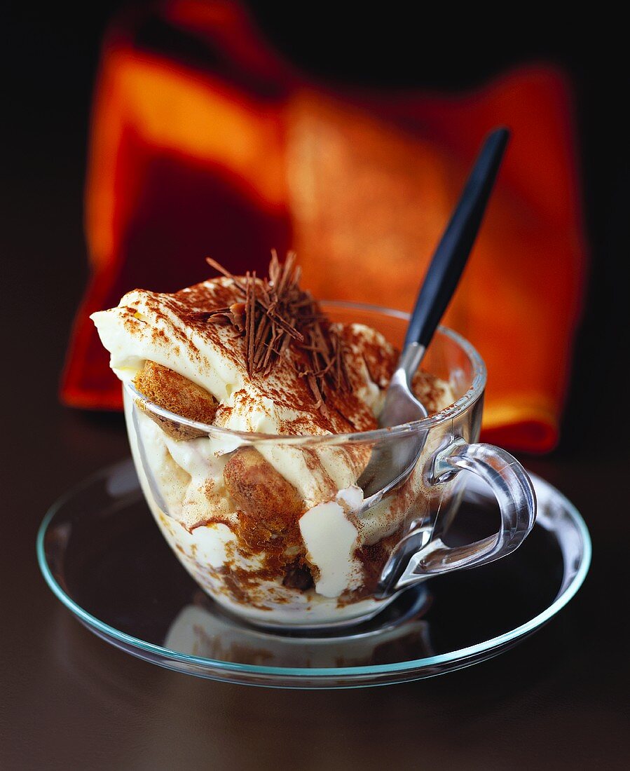 Tiramisu mit Löffel in Glastasse