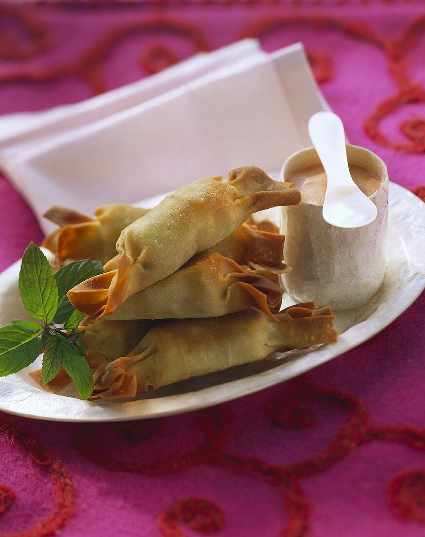 Pastry crackers with potato and mint filling