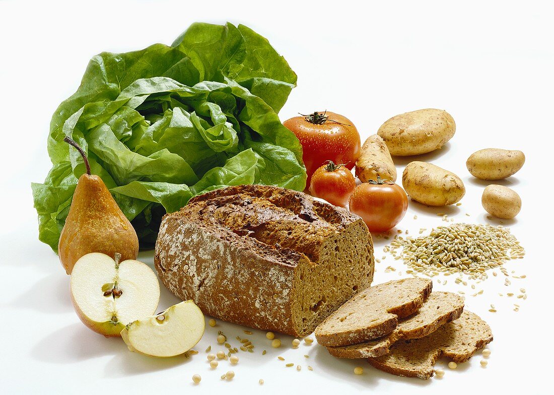 Stillleben mit Brot, Obst, Salat und Gemüse