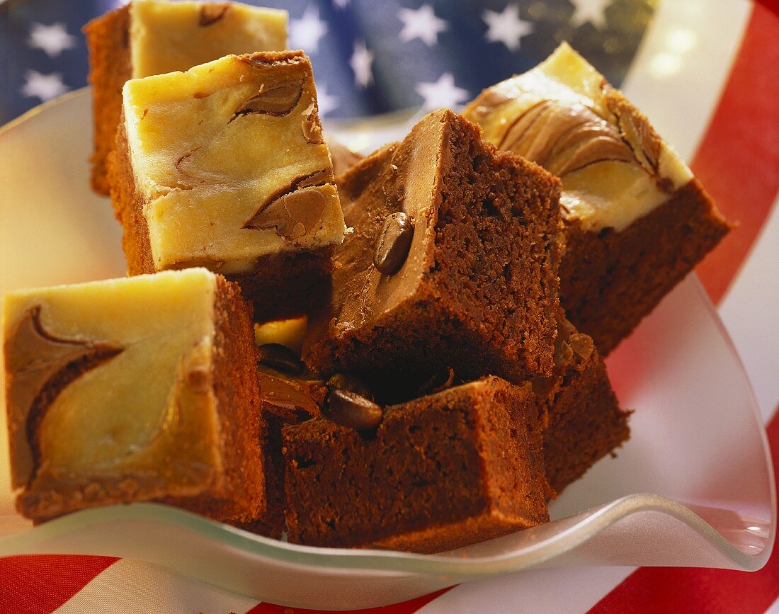 Brownies, im Hintergrund USA-Flagge