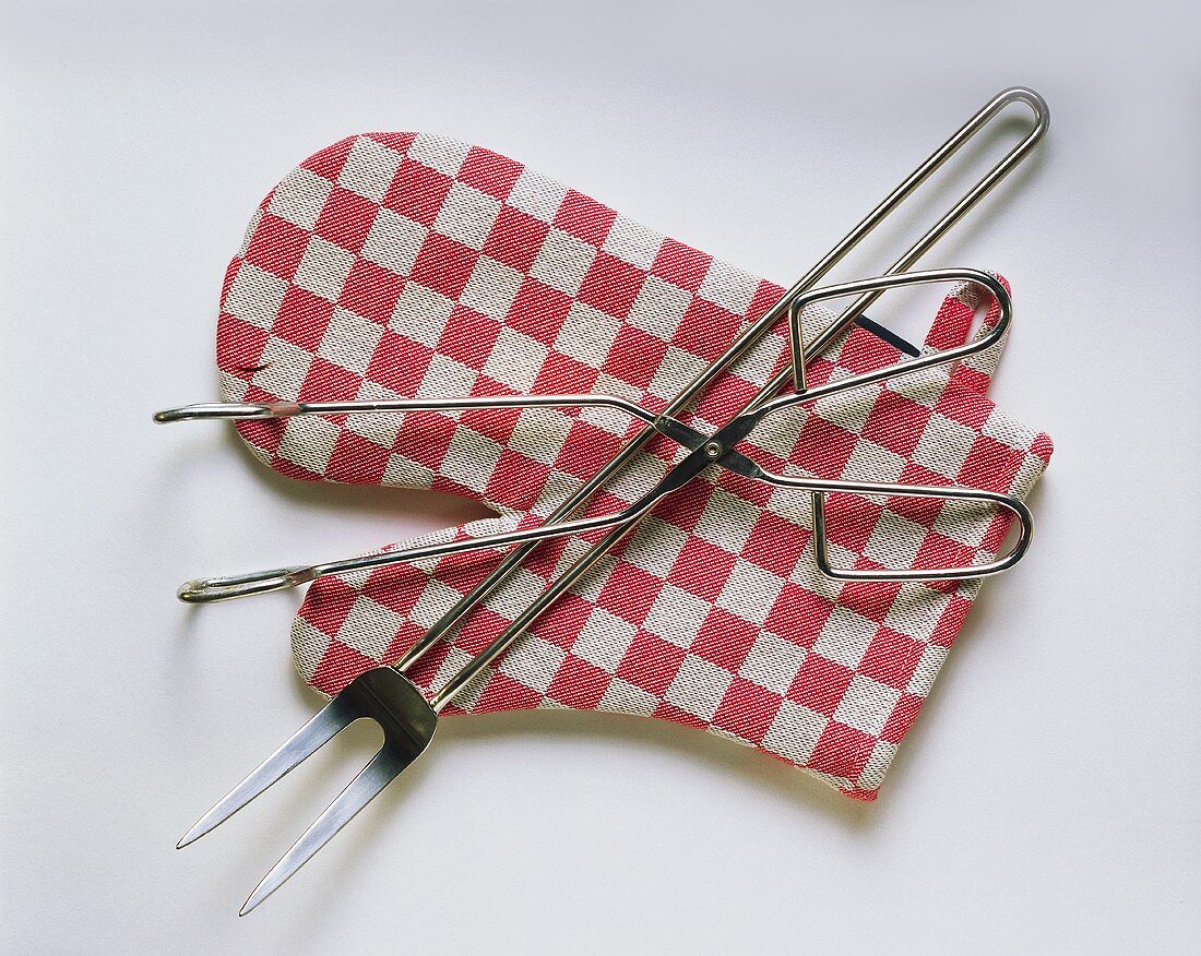 Barbecue tools with checked barbecue glove