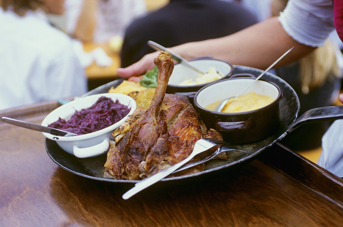 Ente mit Beilagen auf Riesenpfanne (Oktoberfest, München)