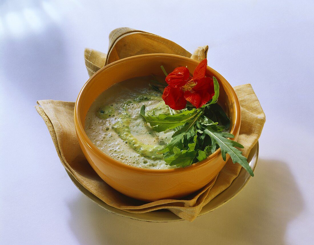 Gemüse-Kräuter-Cremesuppe mit Rucola und Kapuzinerblüte
