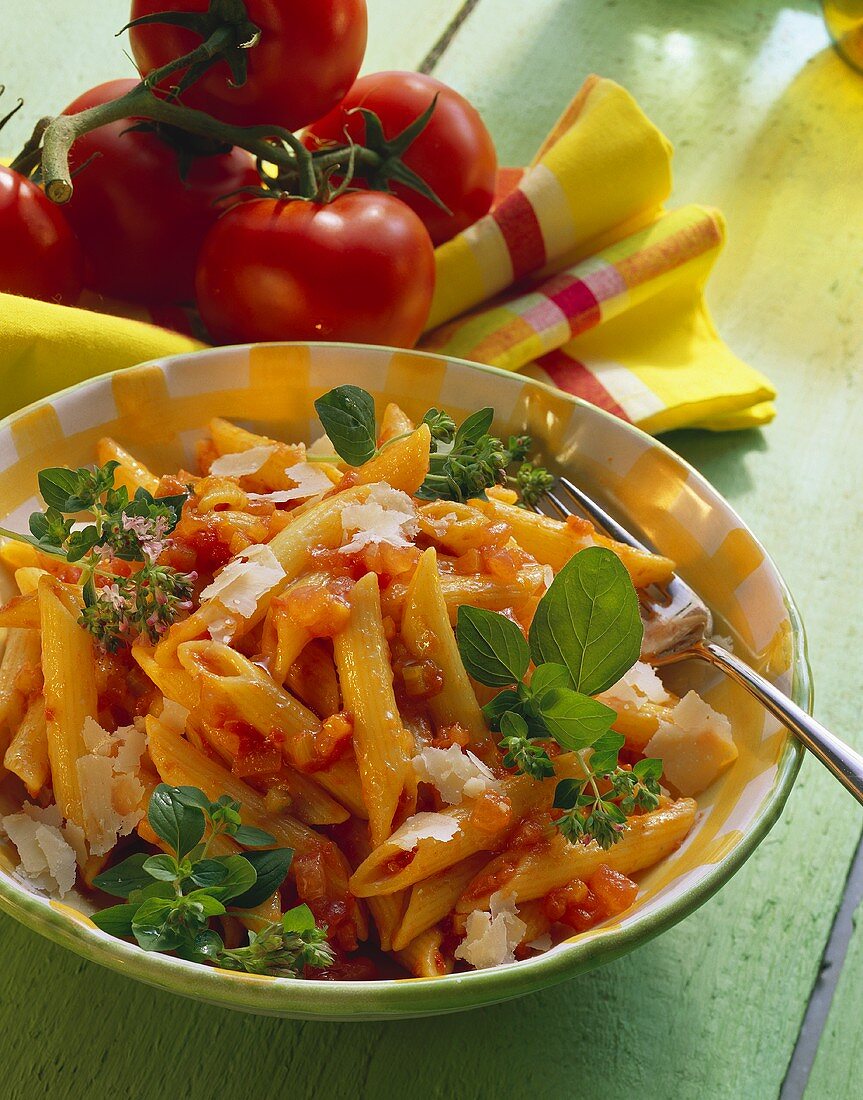 Penne mit Tomatensauce und Kräutern