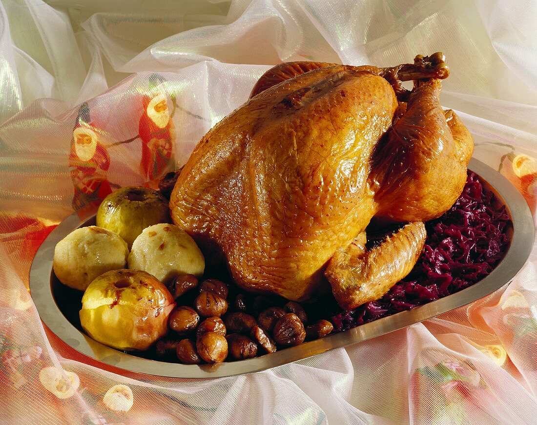 Puter mit Rotkohl, Maroni und Bratäpfeln zu Weihnachten