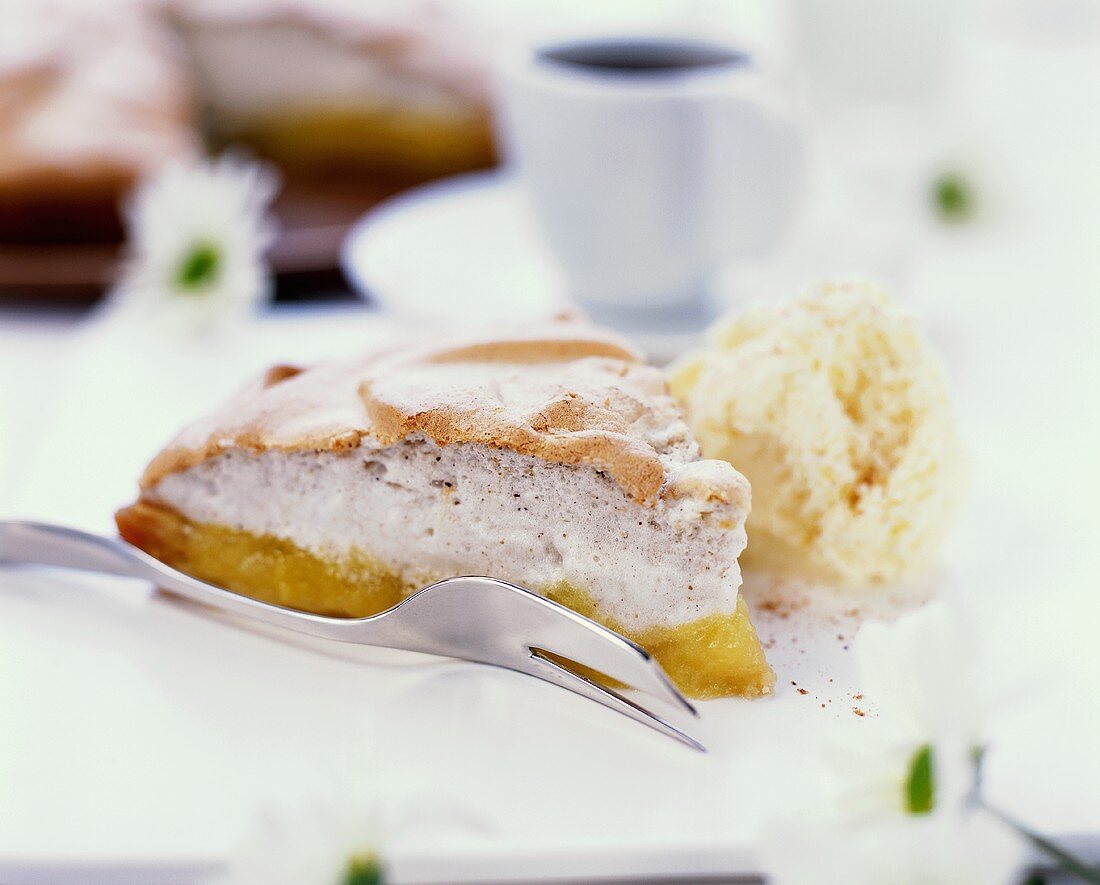 Stück Apfel-Baiser-Torte mit Vanilleeis