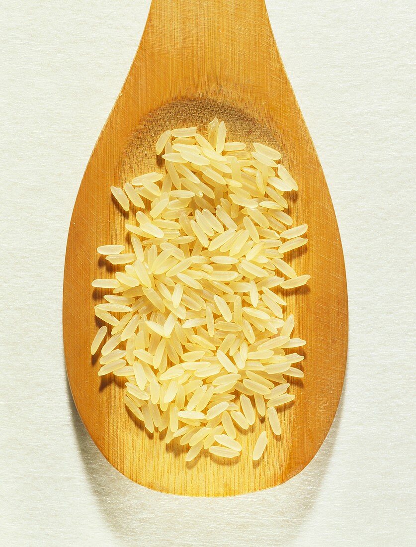 Parboiled Reis auf Holzlöffel