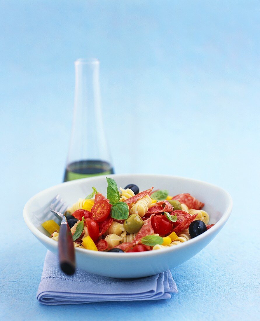 Nudelsalat mit Wurst, Kirschtomaten und Oliven