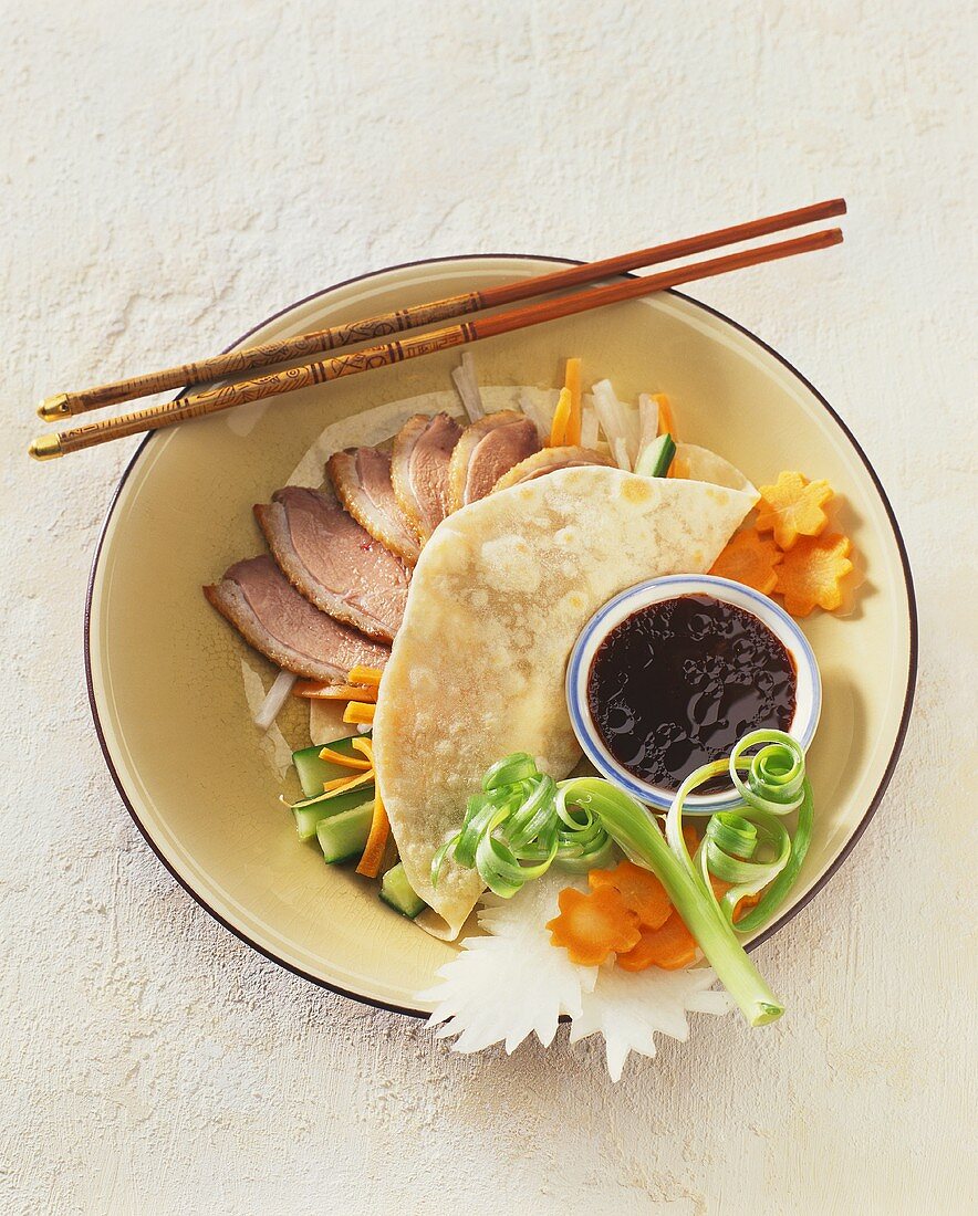 Pekingente mit Sojasauce und geschnitztem Gemüse (China)