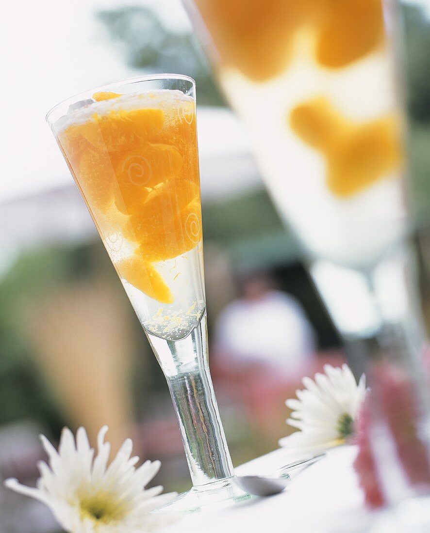 Cocktail mit Sekt und Mandarinen