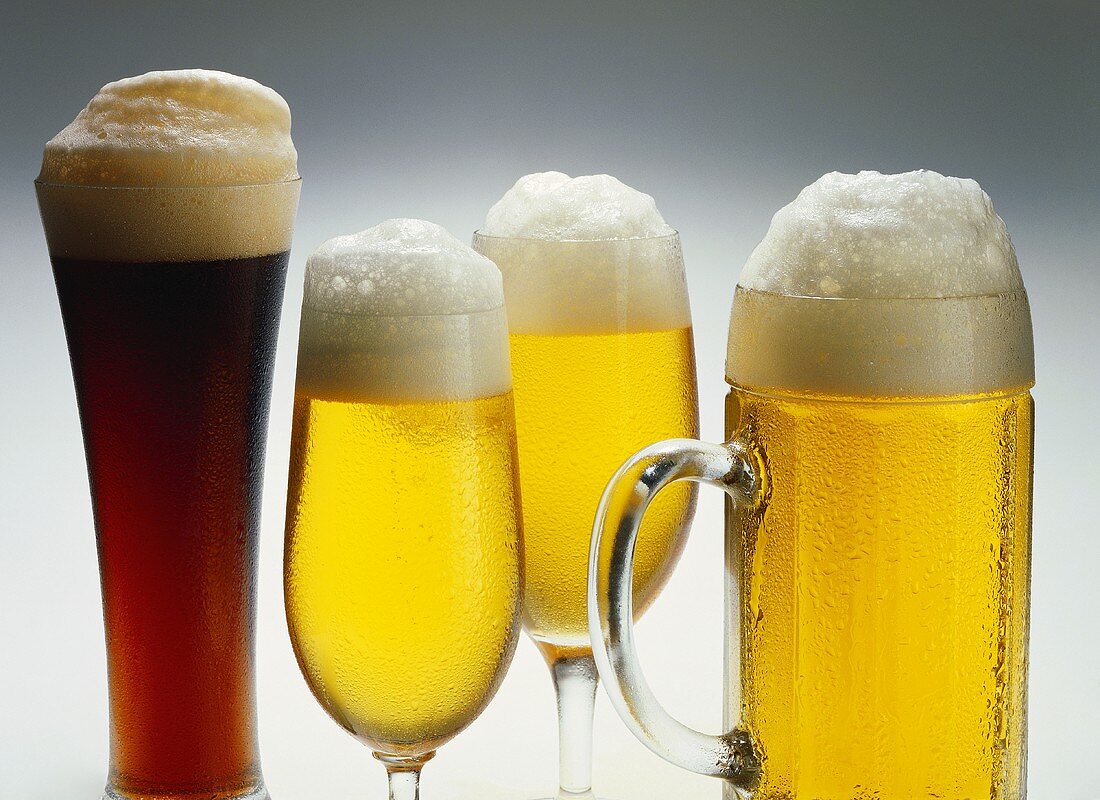 Drei Gläser helles Bier und ein Glas dunkles Bier