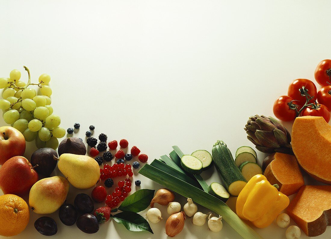 Verschiedene Obst- und Gemüsesorten, am Bildrand gruppiert