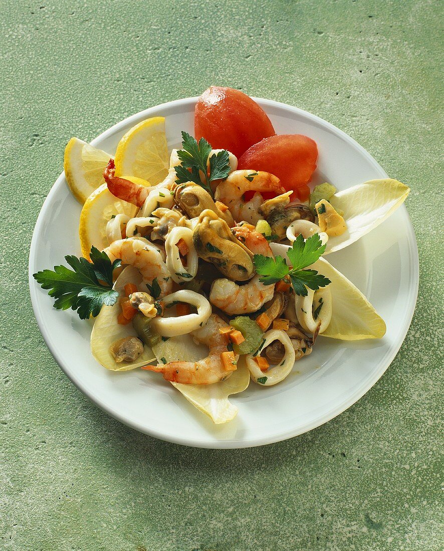 Inasalata di mare (Meeresfrüchtesalat auf Chicorée, Italien)