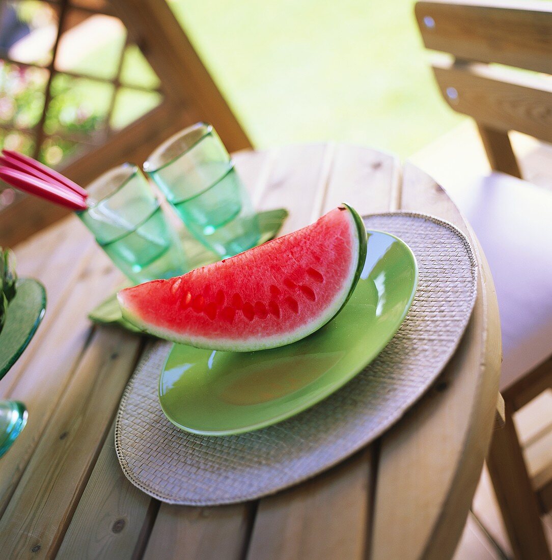 Wassermelonenspalte auf gedecktem Tisch