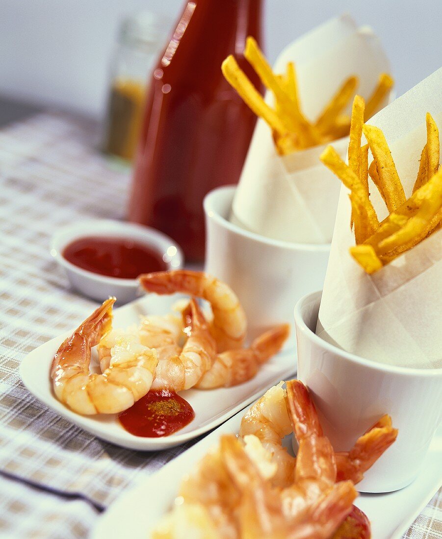 Gekochte Shrimps mit Ketchup und Currypommes