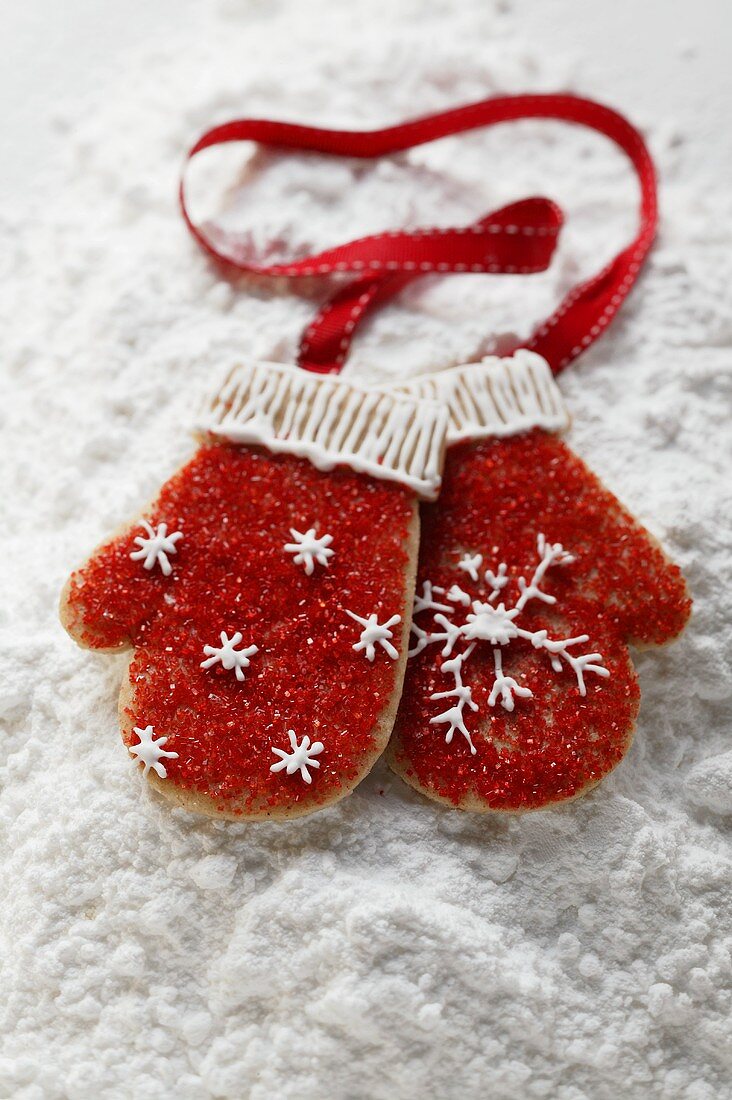 Decorated biscuits in shape of gloves (tree ornaments)