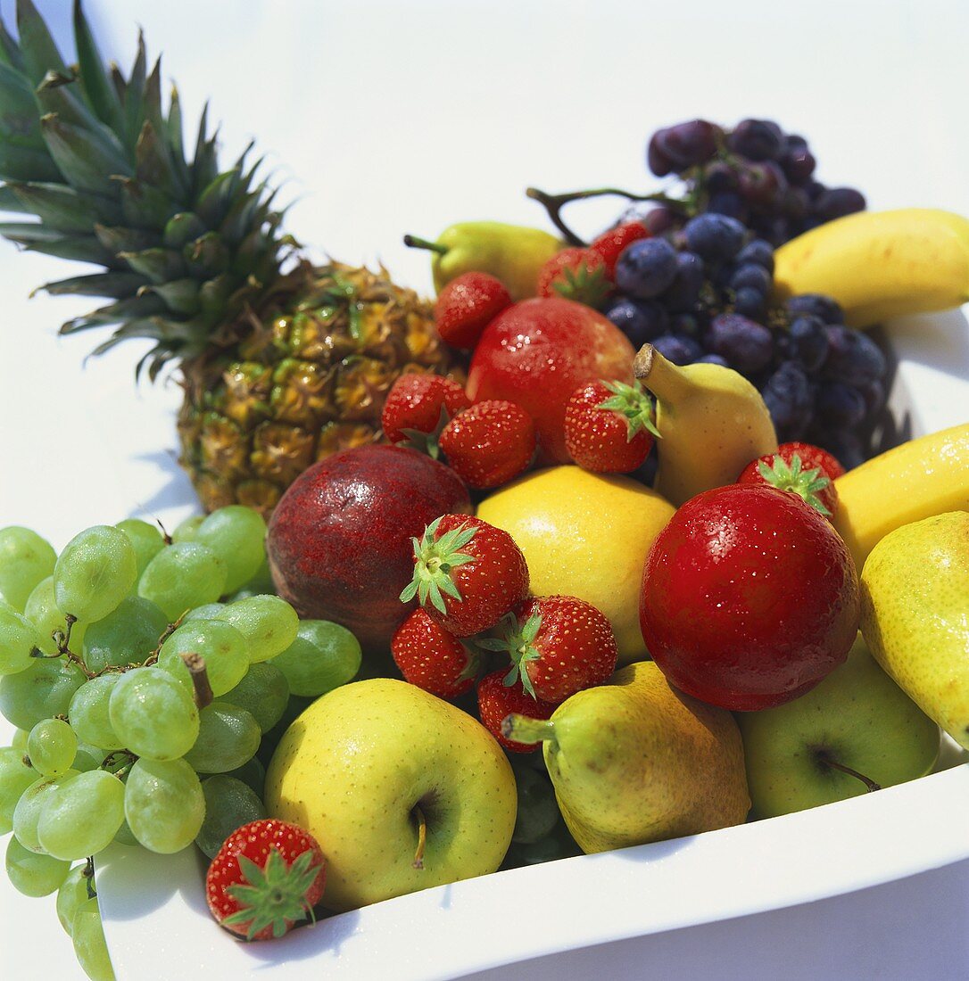Frische Früchte und Erdbeeren auf weißem Teller