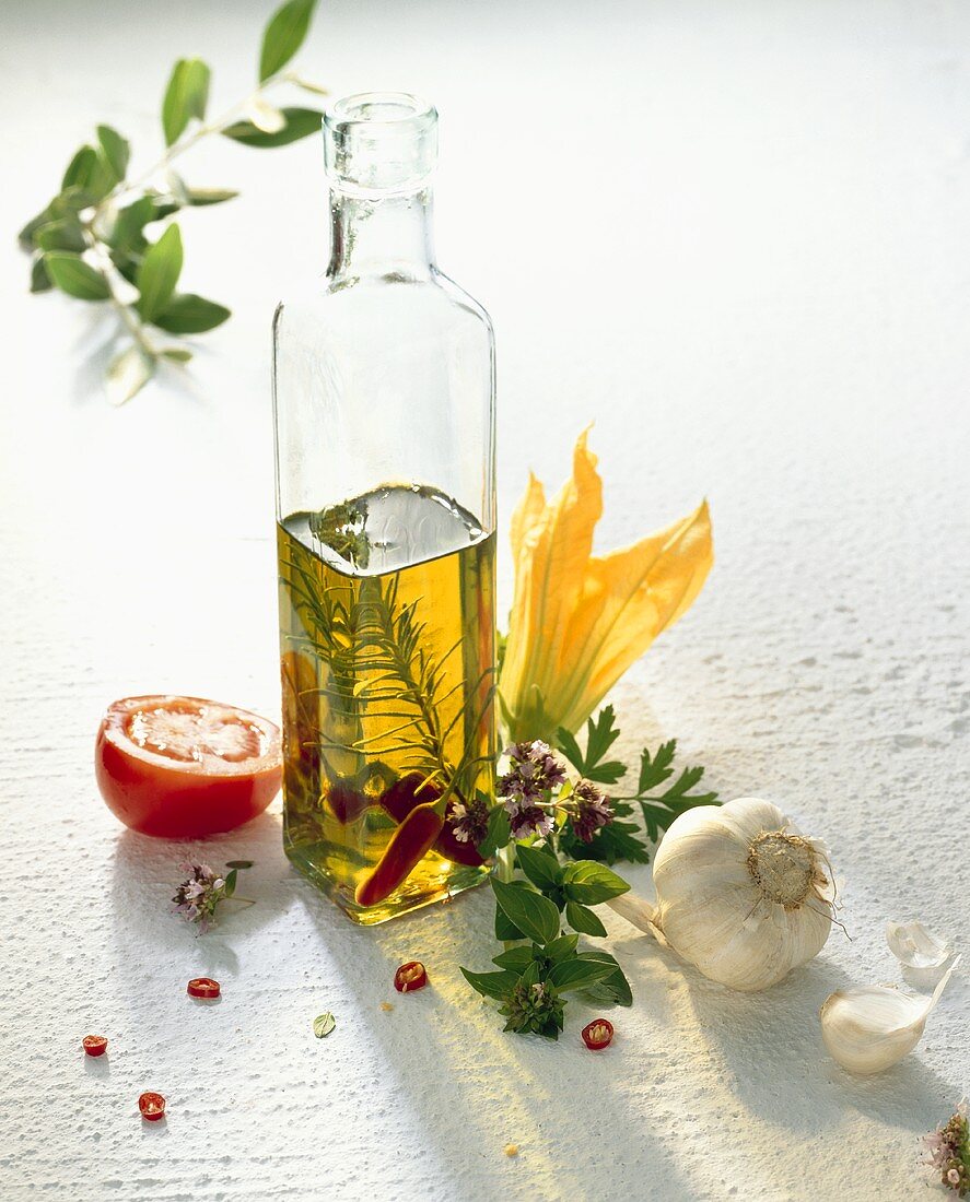Olivenöl mit Rosmarin und Chilischote