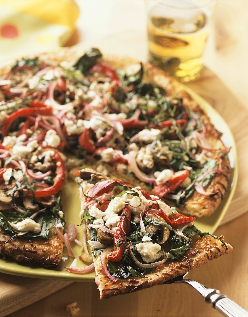 Pizza with goat's cheese and vegetables