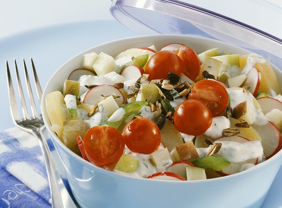 Kartoffelsalat mit Kirschtomaten und Kürbiskernen