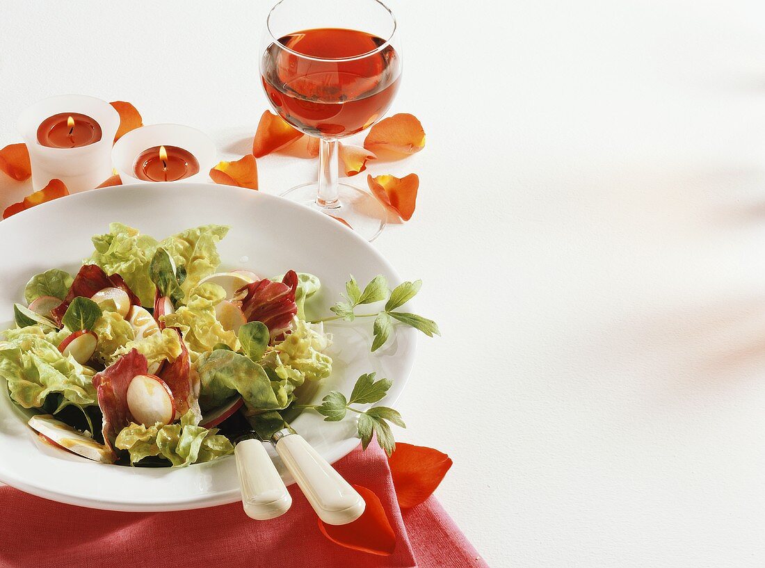 Kopfsalat mit Radieschen; Teelichter, Rosenblätter & Rotwein