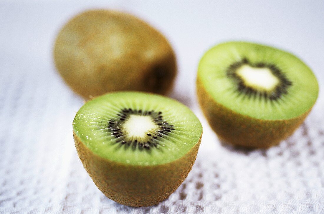 Kiwis, ganz und halbiert