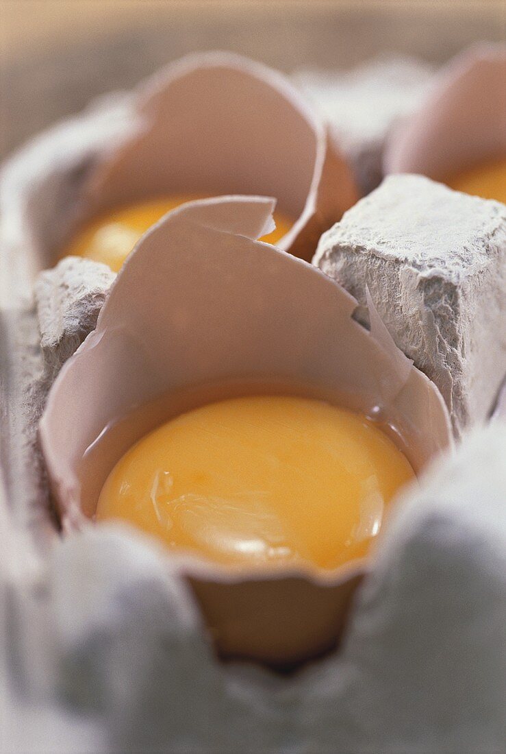 Aufgeschlagenes Ei im Eierkarton