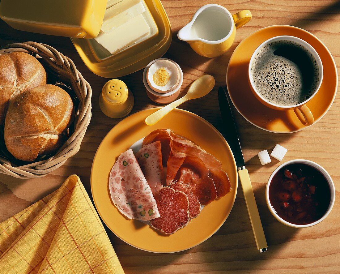 Frühstück mit Wurstplatte