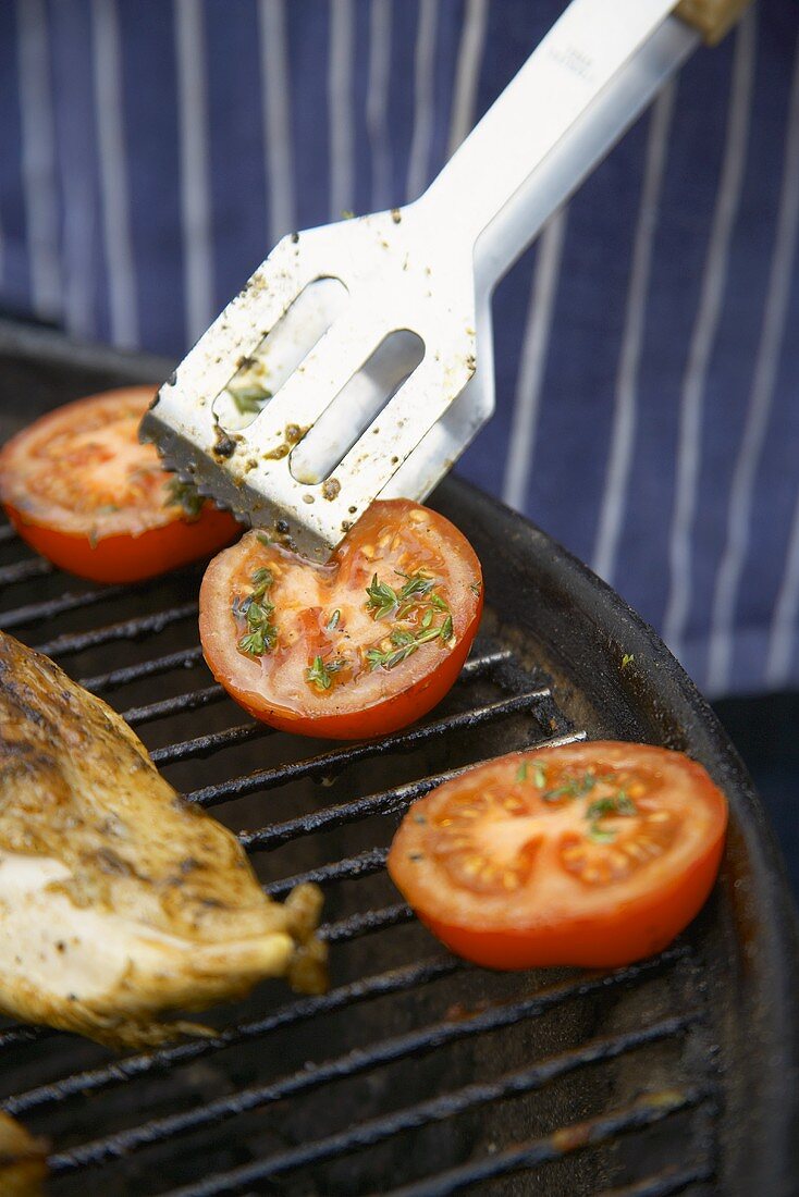 Tomatenscheiben auf dem Grill