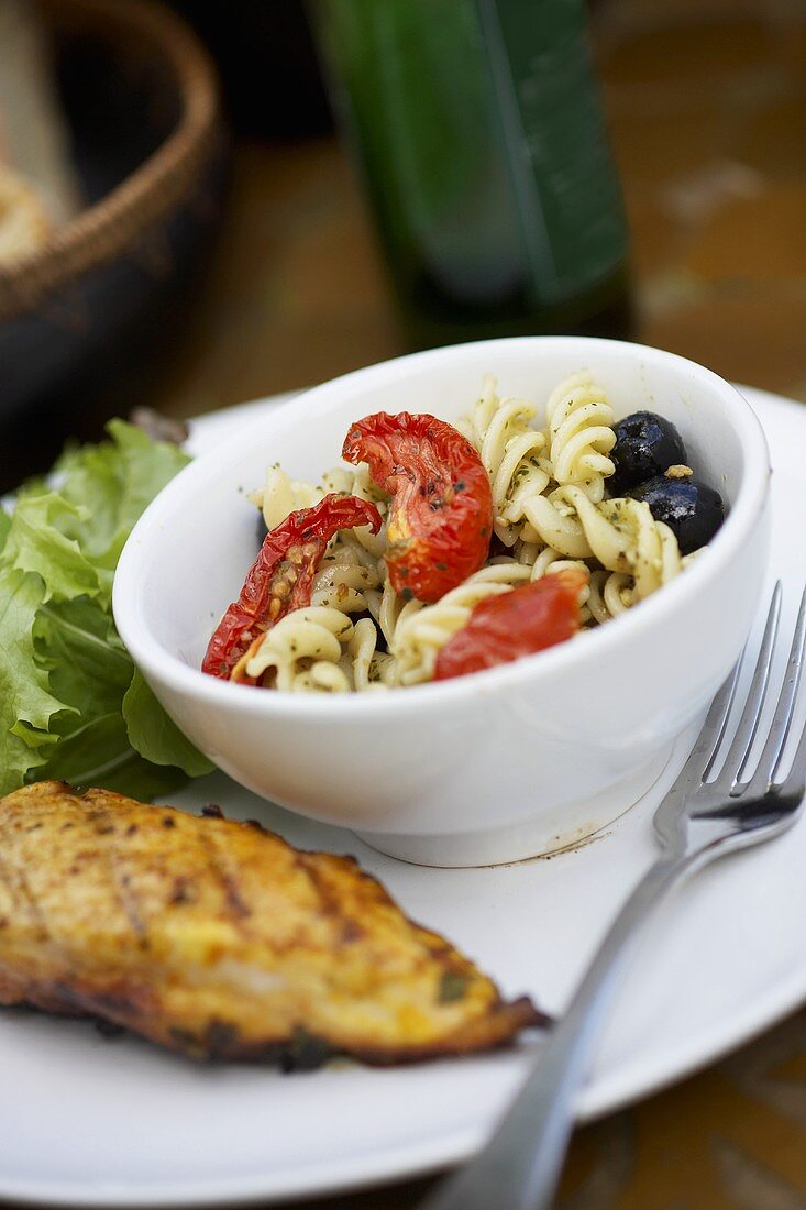 Barbecued chicken with pasta salad