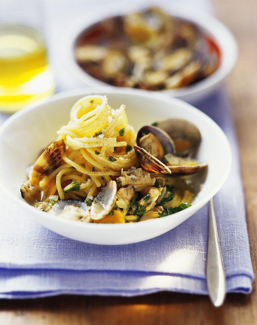 Spaghetti alle vongole (Spaghetti with clams, Italy)