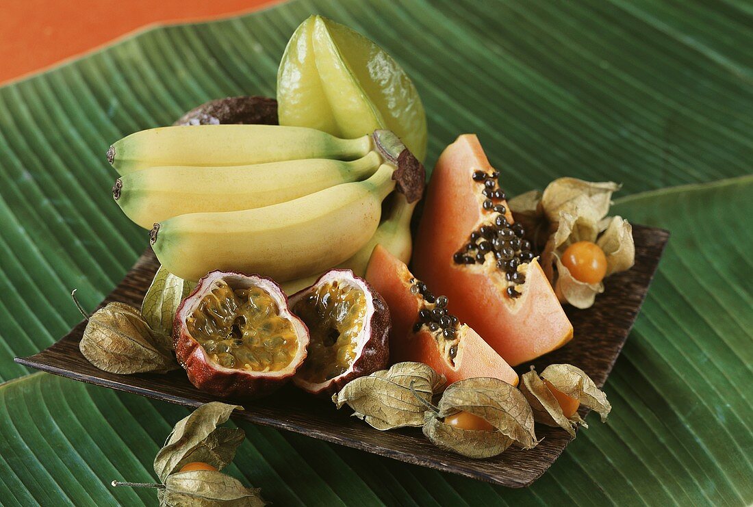 Früchte zum Dessert auf Banenenblatt