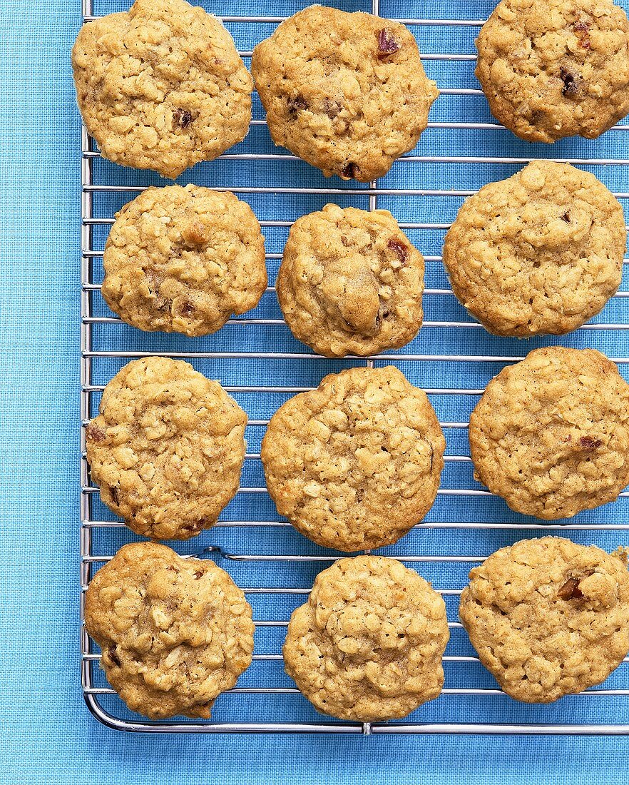 Oatmeal biscuits with dates