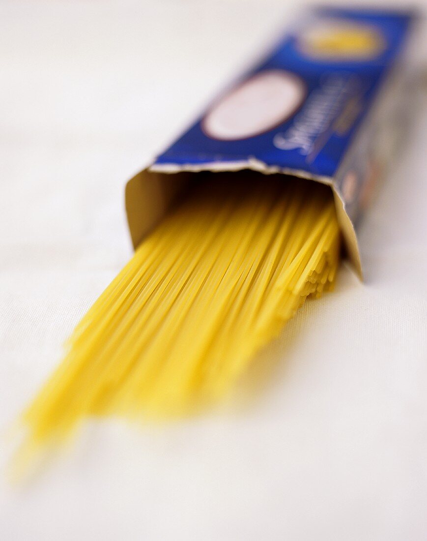 Spaghetti in geöffneter Verpackung