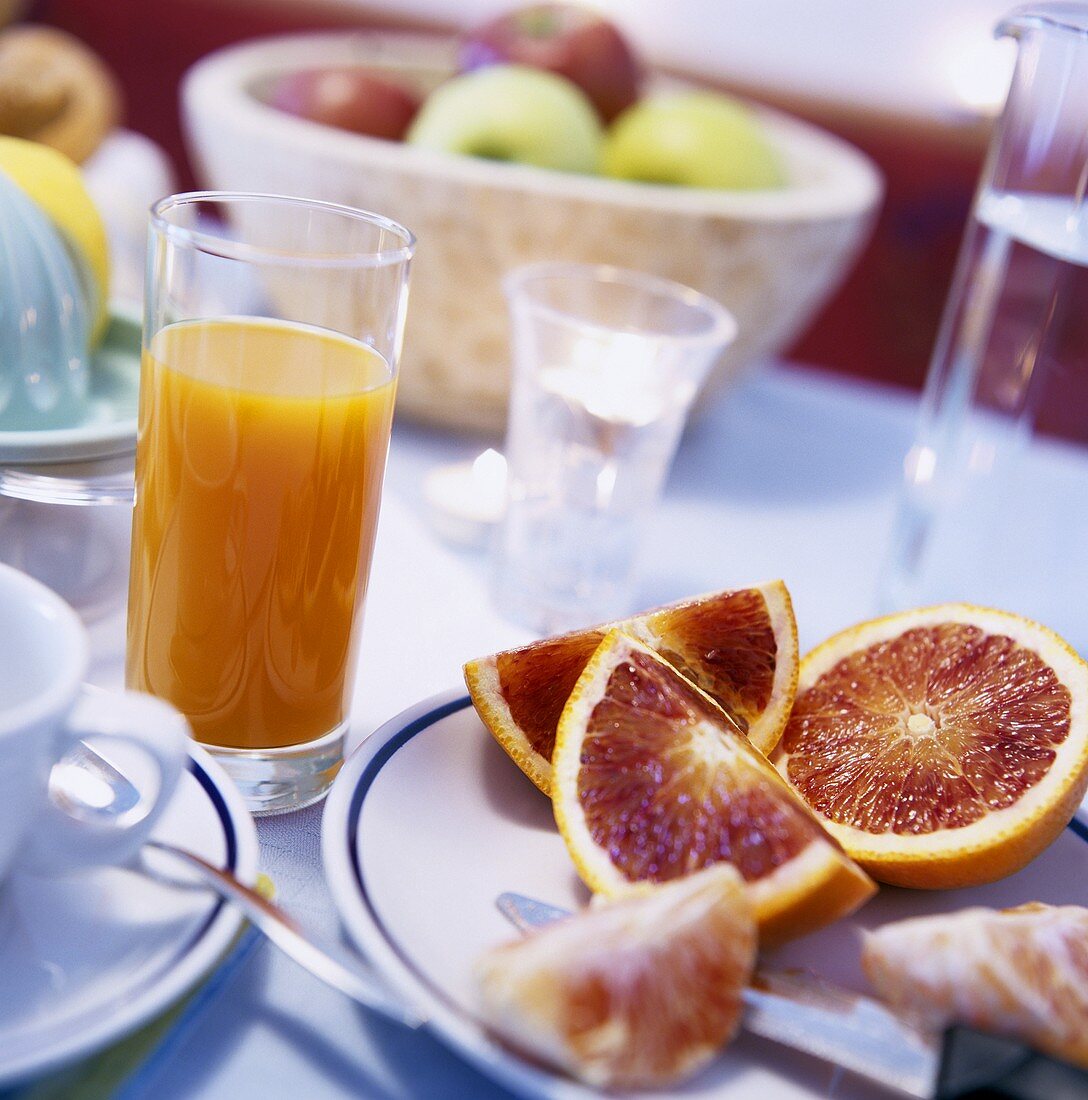 Orangenschnitze und Orangensaft