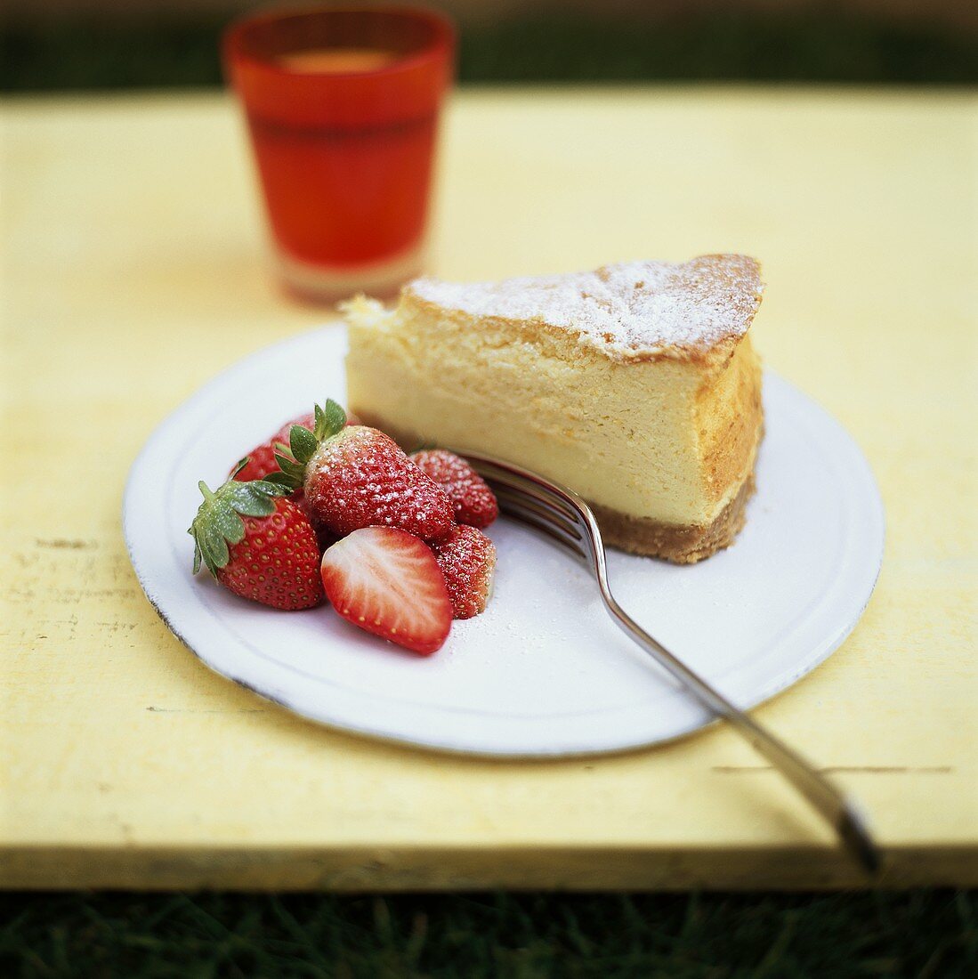 Käsekuchen mit frischen Erdbeeren