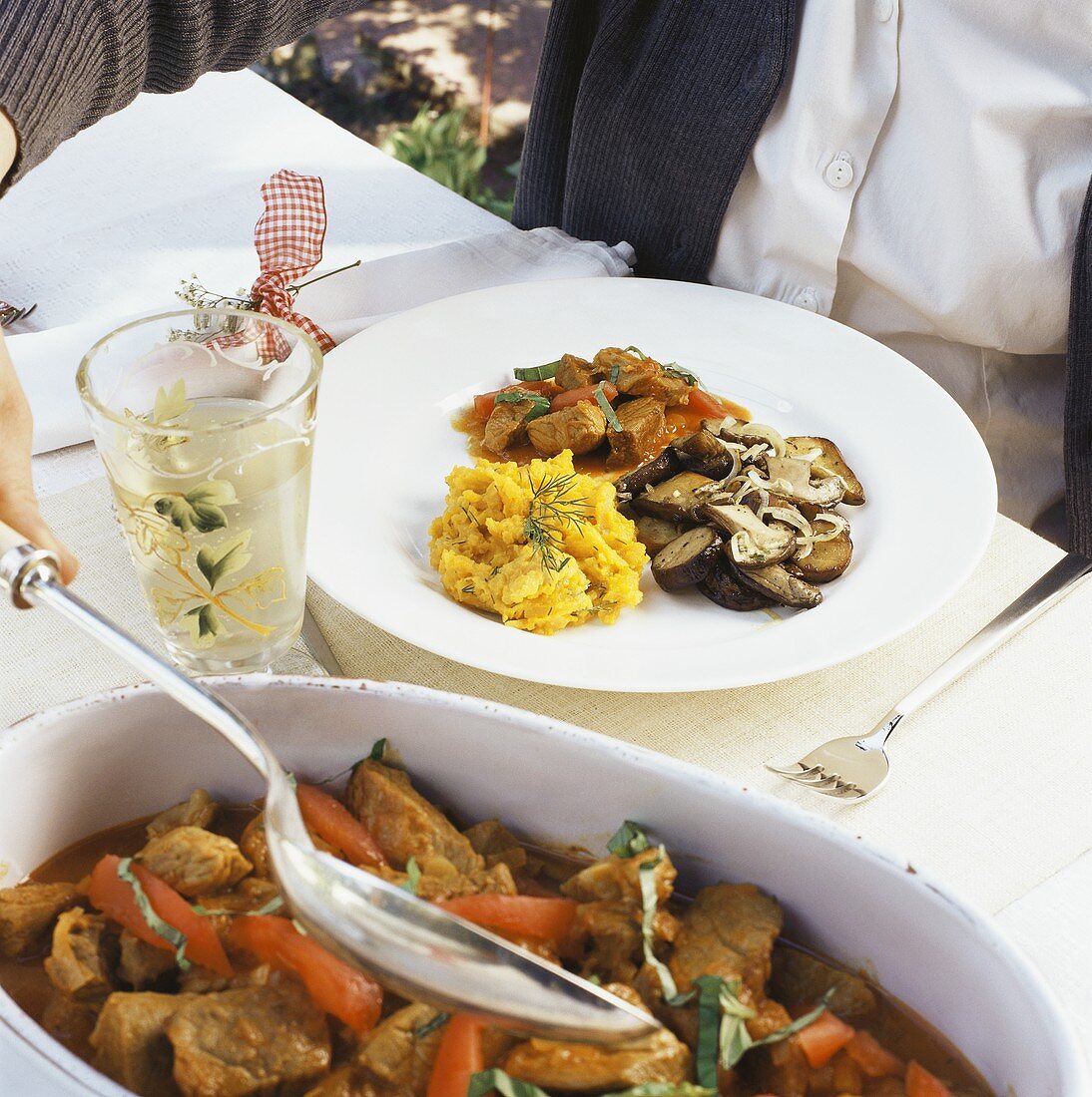 Fleischragout mit Aubrginen-Pilz-Gemüse und Kürbispüree