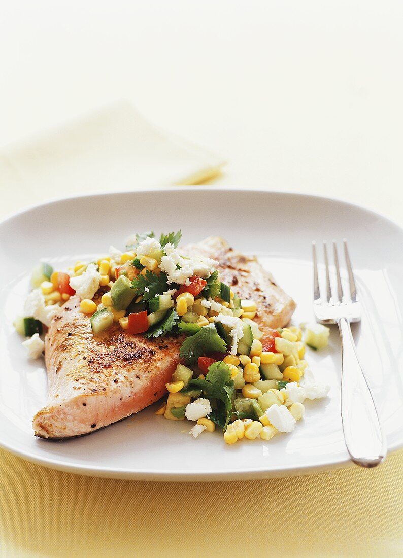 Lachsfilet mit Avocado-Mais-Salsa