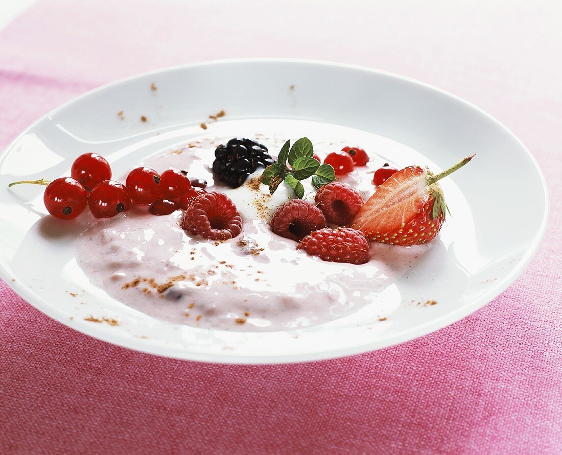 Berry yoghurt with cinnamon