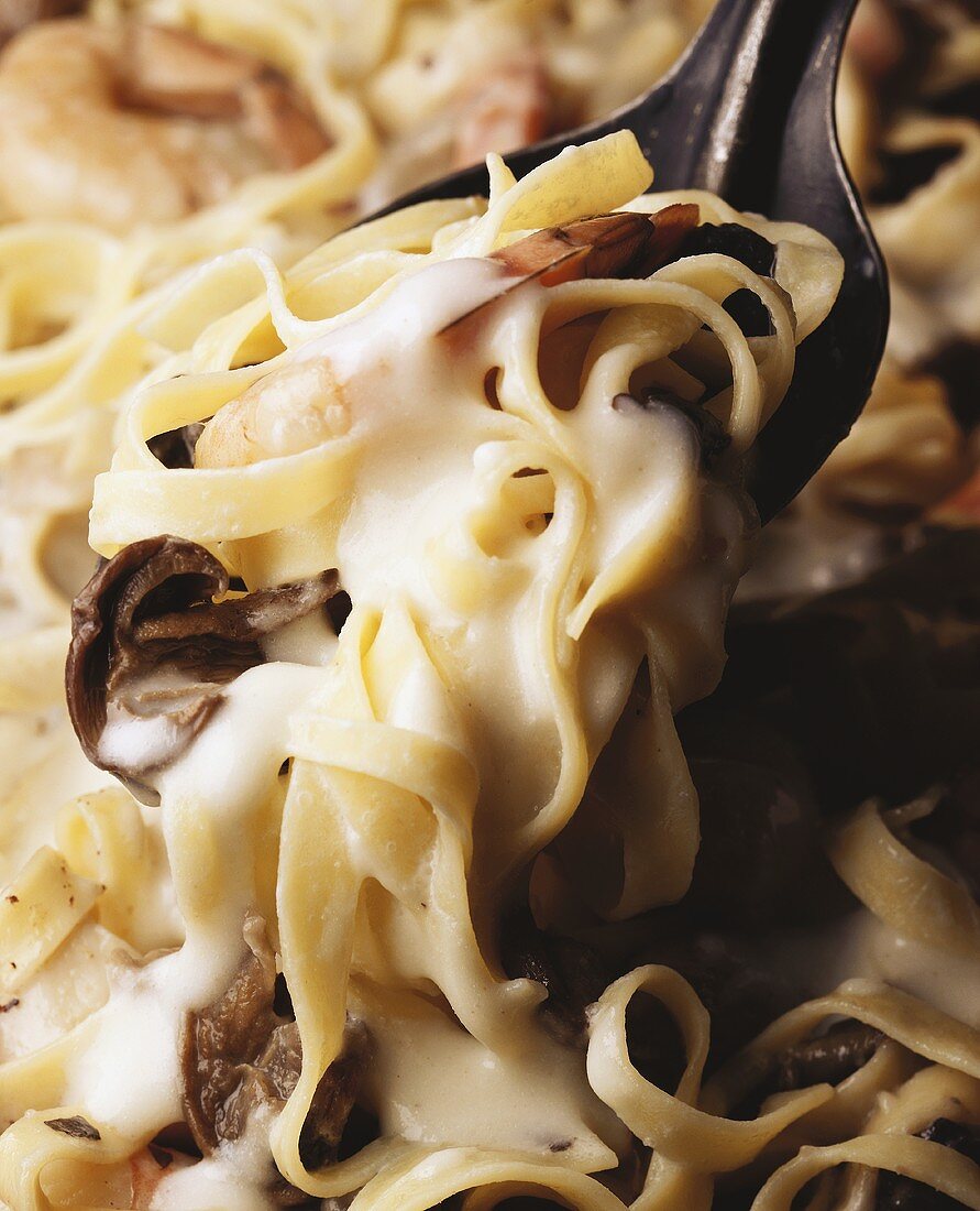 Tagliatelle mit Garnelen, Pilzen und Sahnesauce