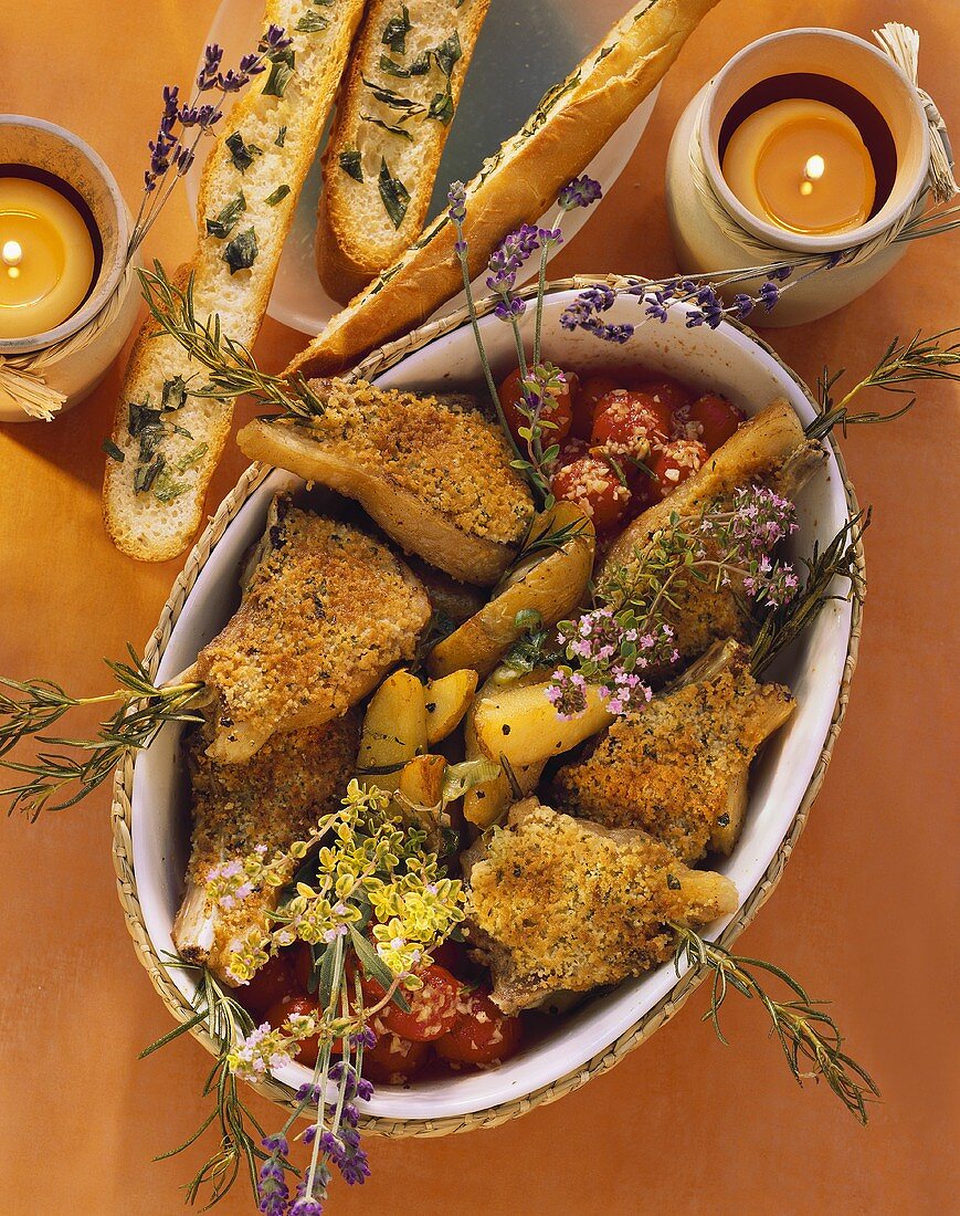 Überbackene Lammkoteletts mit Kräutern der Provence